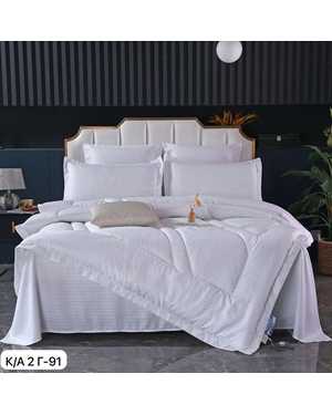 Комплект постельного белья с готовым одеялом. Ткань: Сатин Страйп гостиничный. Плотность 150г/м. Наполнитель одеяло: 15% шелк, 85% микрогель(возможно замена на похожее)