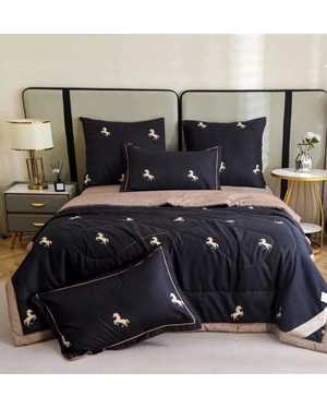 Комплект постельного белья с готовым одеялом от фирмы Alanna. Состав ткани: шелк, вискоза Наполнитель: шелк Тусса(возможно замена на похожее)