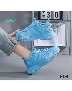 Женские кроссовки Маломерят на размер