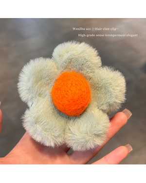 Плюшевая заколка-краб для волос