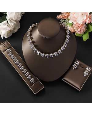 Комплект из колье и серёг и браслета с жемчугом