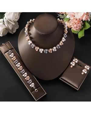 Комплект из колье и серёг и браслета с жемчугом