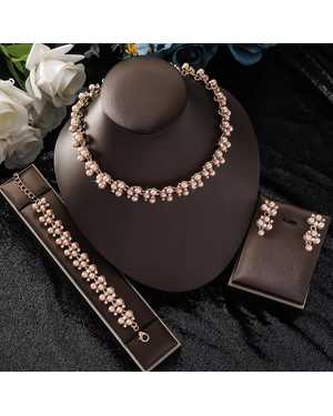 Комплект из колье и серёг и браслета с жемчугом