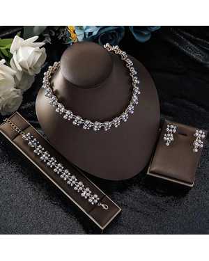 Комплект из колье и серёг и браслета с жемчугом