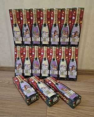 Новогоднее полотенце в подарочной коробке в виде бутылки с красивой вышивкой. в упаковке 10 шт разные цвета