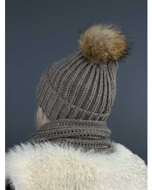 ШАПКА С ФЛИСОМ И ПОМПОНОМ ВЗРОСЛЫЙ РАЗМЕР: ЕДИНЫЙ 35% ШЕРСТЬ, 35% МАХЕР, 30% АКРИЛ СЕЗОН ЗИМА