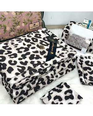 Комплект постельного белья с готовым одеялом Модель Victoria Secrets & Love happiness. Материал 13% Вискоза 87% Хлопок Наполнитель: бамбук & шёлк(возможно замена на похожее)