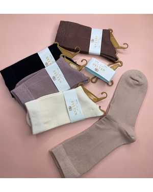 ЖЕНСКИЕ ЖЕНСКИЕ НОСКИ 5 ПАР СОСТАВ: ШЕРСТЬ ЛАМЫ 85%, ПОЛИАМИД 15% РАЗМЕР: РАЗМЕР: 37-41