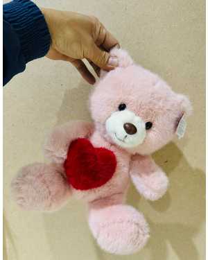 МЕДВЕДЬ ОБНИМАЕТ СЕРДЦЕ 27 СМ МАТЕРИАЛ: ПЛЮШЕВЫЙ