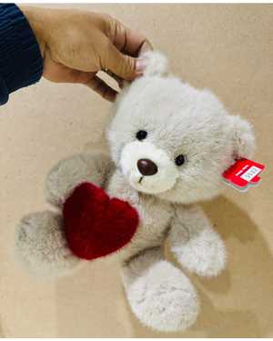 МЕДВЕДЬ ОБНИМАЕТ СЕРДЦЕ 27 СМ МАТЕРИАЛ: ПЛЮШЕВЫЙ