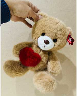 МЕДВЕДЬ ОБНИМАЕТ СЕРДЦЕ 27 СМ МАТЕРИАЛ: ПЛЮШЕВЫЙ