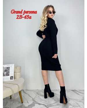 Женское Платье выполнено из вязаного трикотажа