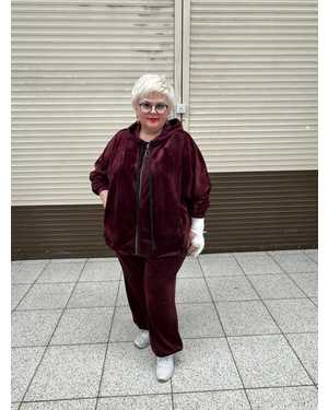 женский костюм ткань велюр 62.66.70 три размера , каждый размер подойдёт на три размера